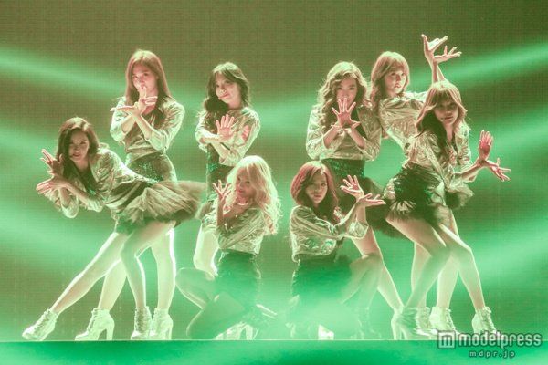 Girls’ Generation song Green Light artwork