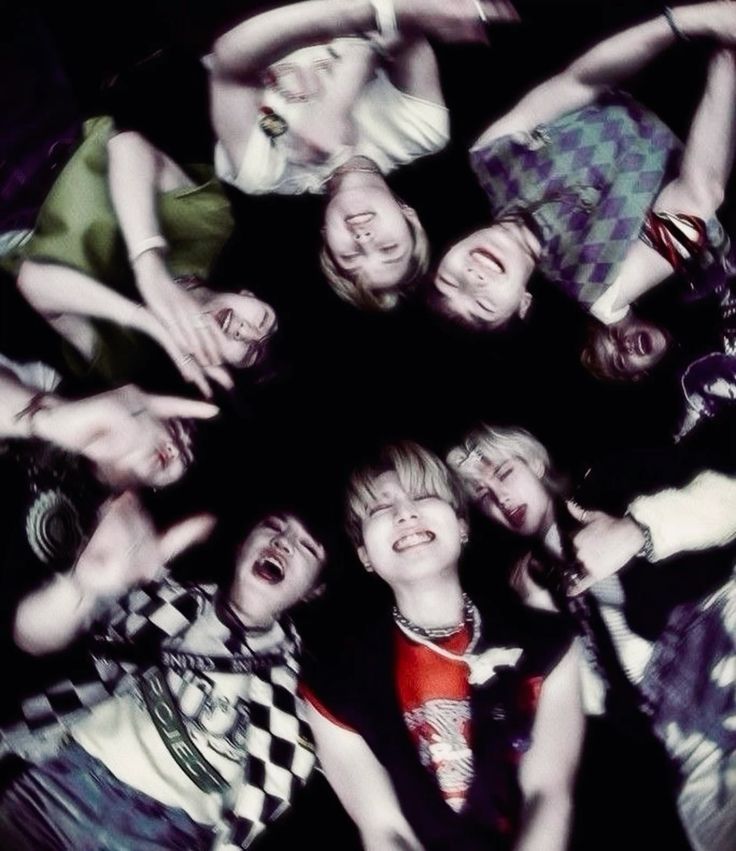 STRAY KIDS-𝔻𝕠𝕞𝕚𝕟𝕠 artwork